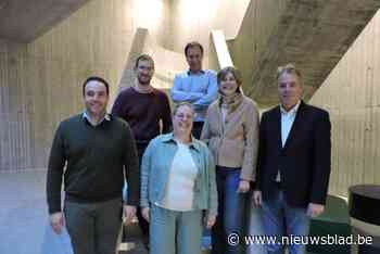 Deinse woonzorgcentra zetten medewerkers in de bloemetjes met stand-up comedy in het Leietheater