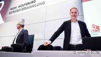 "Wir erwarten Antworten!": VW-Mitarbeiter buhen Konzernchef Blume nieder