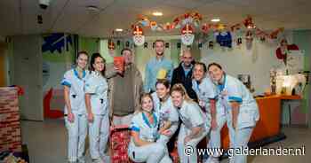 ‘Podkast’-makers zamelen 3125 euro in voor kinderen die Sinterklaas moeten vieren in het ziekenhuis