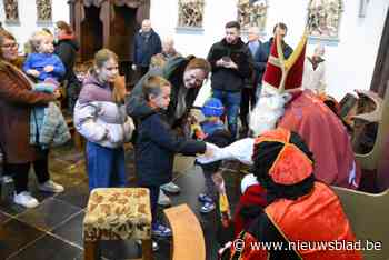Kinderen en kunstenaars overhandigen zelfgemaakte zorgmantel en prentenboek aan Sinterklaas
