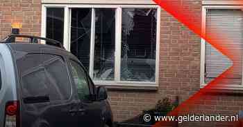 Buurt schrikt wakker door harde knal • Vrouw uit Dodewaard komt om bij ongeval op A50