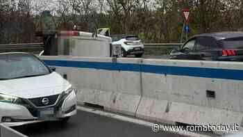 Incidente sulla Pontina, furgoncino si ribalta su un lato