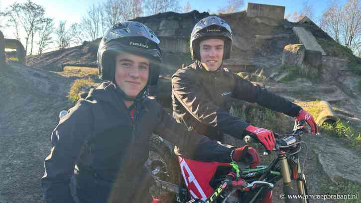 Op motor zonder zadel rijden op grote stenen en buizen: 'Best wel heftig'