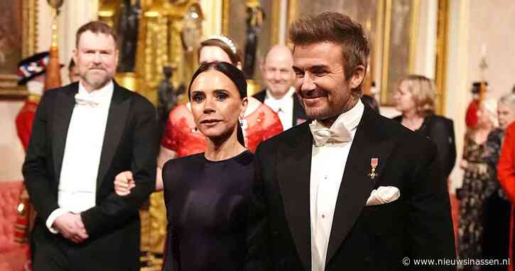 Victoria en David Beckham hand in hand tijdens het Buckingham Palace-evenement