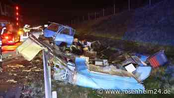Schwerer Unfall auf A94 bei Obertaufkirchen: Wohnwagen wohl überschlagen