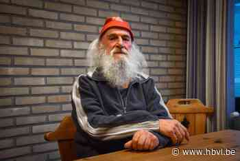 Broeder Bèr (72) verlaat politiek, en verklapt eindelijk het mysterie van zijn rode hoedje