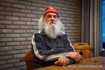 Broeder Bèr (72) verlaat politiek, en verklapt eindelijk het mysterie van zijn rode hoedje