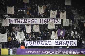 📷 Speldenprik teruggegeven: Beerschot-aanhang herinnert KVM met glasheldere spandoeken aan 'Propere Handen'