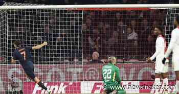 Ajax geeft door ongelukkige eigen goal Pasveer zege uit handen in topper tegen FC Utrecht