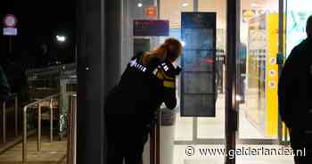 Supermarkt in Nijmegen overvallen: agenten met kogelwerende vesten en politiehelikopter zoeken verdachte