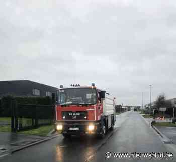 Betonblok komt klem te zitten onder vrachtwagen met mazoutlek tot gevolg