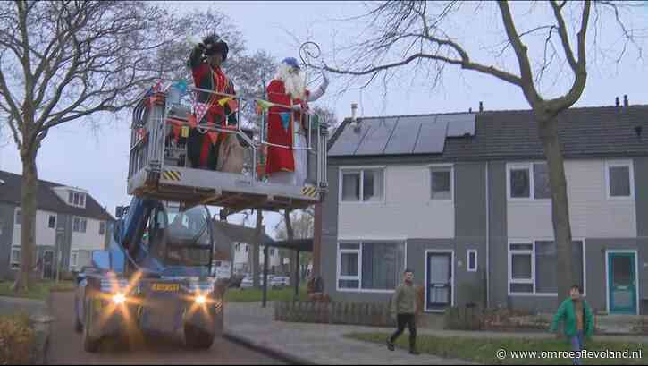 Emmeloord - Mijter mocht niet: Sinterklaas moest een bouwhelm dragen