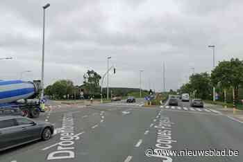 Bestuurder zwaargewond afgevoerd na klap met vrachtwagen op R4: één rijstrook versperd