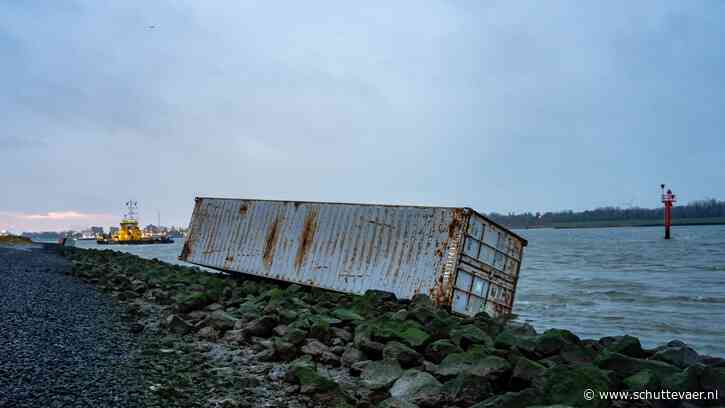 Vier containers te water na aanvaring tussen binnenvaartschip en containerfeeder op Nieuwe Waterweg
