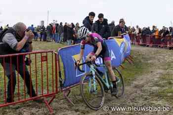 Supporters Laura Verdonschot wandelen door bossen en velden naar veldrit