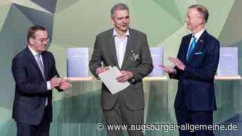 Verteidigungsminister Boris Pistorius ehrt die Berufsschule 7