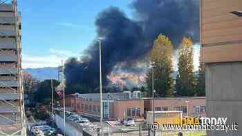 Incendio a Roma, brucia un capannone: asilo evacuato. Colonna di fumo nero visibile nell'intero quadrante