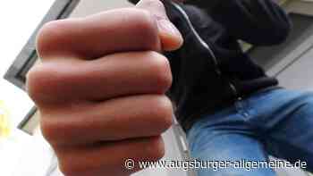 Nach Schlägerei zwischen jungen Männern leistet einer Widerstand gegen die Polizei