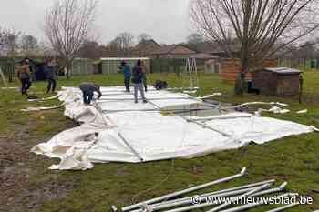 Tien dagen nadat tent voor kerstmarkt is gaan vliegen, blaast wind vervangtent weg: “Pure waanzin”