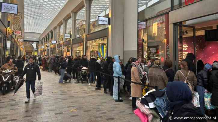 Gratiskledingactie zorgt voor ellenlange wachtrij in winkelcentrum