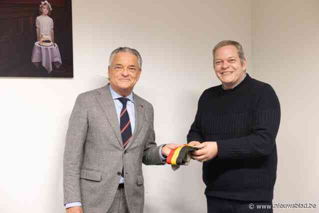 Burgemeester Van Tittelboom trekt deur na 24 jaar achter zich dicht en geeft fakkel door aan opvolger Benjamin Rogiers: “Even goed doen als mijn politieke vader”