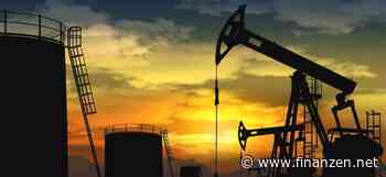 Ölpreise legen zu - Opec+ verlängert Förderkürzung