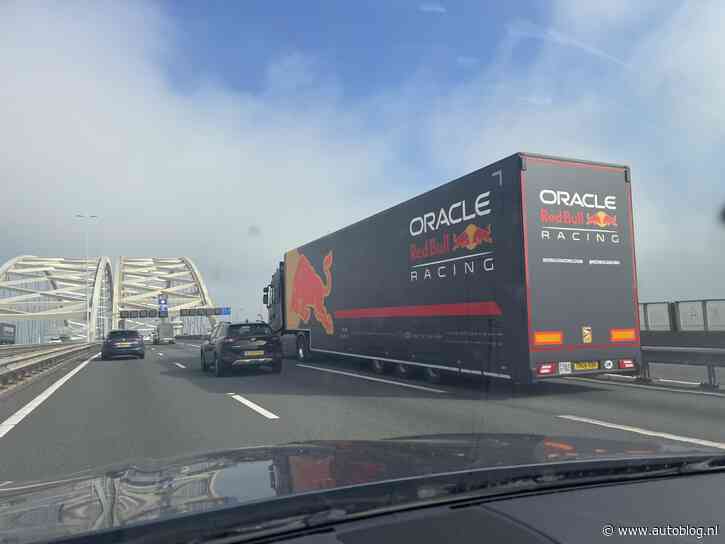 Zo wordt de F1-auto van Verstappen van race naar race gebracht