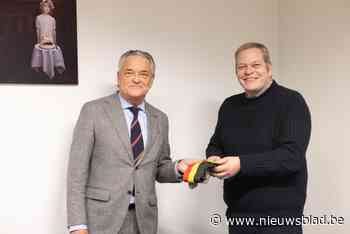 Burgemeester geeft fakkel door aan zijn politieke zoon: “Voor mij is het één feest geweest, die 24 jaar zijn voorbijgevlogen”