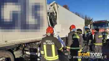 Incidente sull'A1, camionista travolge un altro mezzo che faceva scudo ad auto in panne: morto 51enne