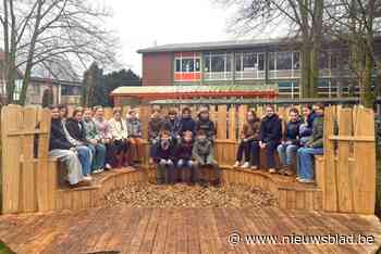 Houten zitarena op basisschool De Stappe: “Buiten leren in rust en met minder prikkels”