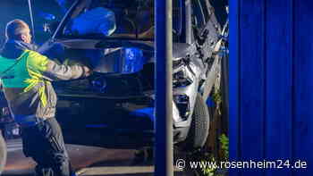 Unfall bei Altenmarkt: Opel durchbricht Zaun und stürzt ein Meter tief auf Grundstück