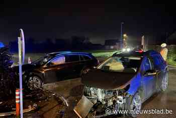 Twee gewonden na stevige botsing tussen auto’s aan kruispunt