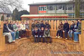 Basisschool De Stappe opent houten zitarena: “Buiten leren in rust en met minder prikkels”
