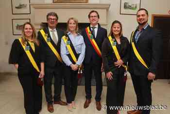 Amper bekomen van de emoties van de installatie zit eerste werkdag van nieuwe burgemeester er al op: “Spreek mij maar aan met Orville”