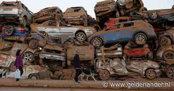 Enorme stapels verwoeste auto’s tekenen Valencia’s schade na overstromingen