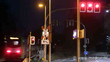 Er übersah wohl das rote Signal: Motorradfahrer wird von Zug tödlich getroffen