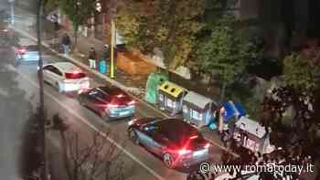 Code ad ogni ora del giorno: il cantiere per rifare i marciapiedi manda il traffico in tilt