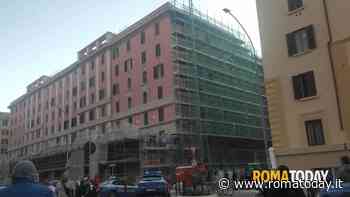 Protesta nel cantiere, volano oggetti dai ponteggi