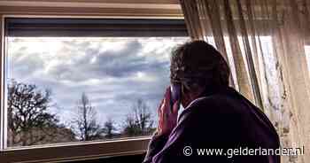 Buurman is net op tijd als Johanna (87) wordt bedonderd door nepagenten: ‘Op z’n sloffen, in pyjama en kamerjas’