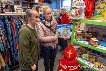 Als ouders geen pakje voor hun kind kunnen kopen, is er de winkel van Ingrid: “Ik ben haar zo dankbaar”