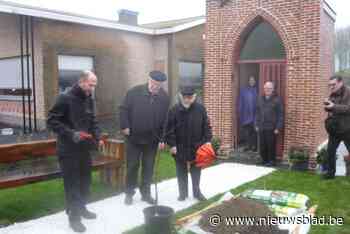 Nakomeling van oude erfgoedboom geplant aan wegkapel