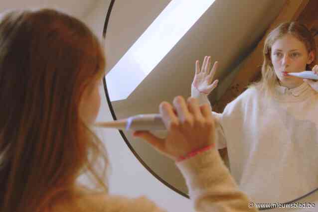 Noémie (12) en Eloïse (14) getuigen op Ketnet over verlies van hun ouders, maar zijn ook hoopvol: “Ik denk dat onze ouders trots zijn op ons”