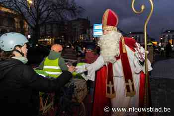 Fietsersbond en Sinterklaas delen speculaas uit aan goed verlichte fietsers: “Belangrijk dat verlichting werkt en juist is afgesteld”