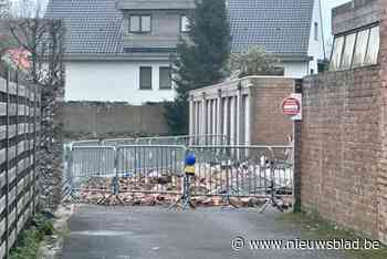 Gevel uitgebrande loods komt naar beneden