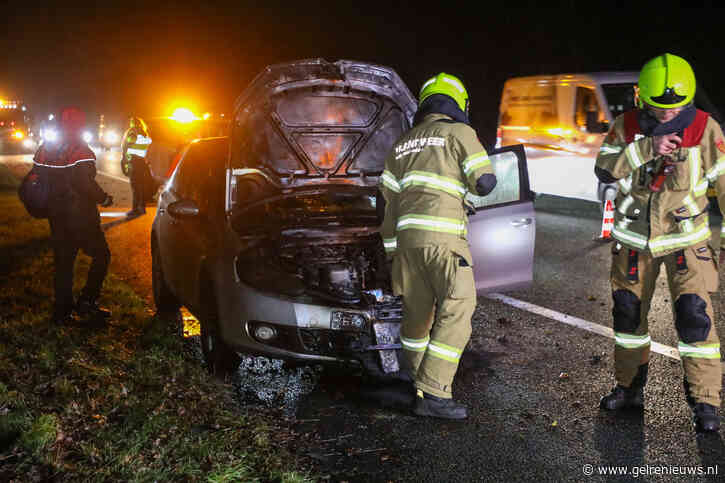 Auto vliegt in brand op snelweg, vrachtwagenchauffeur schiet te hulp