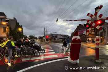 Sint en pieten sensibiliseren aan spoorwegovergang: “Wie braaf is, stopt voor de rode lichten”