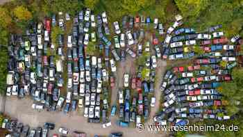 Junger Mann (†25) unter Stapel von Schrottautos regelrecht zerquetscht – tot