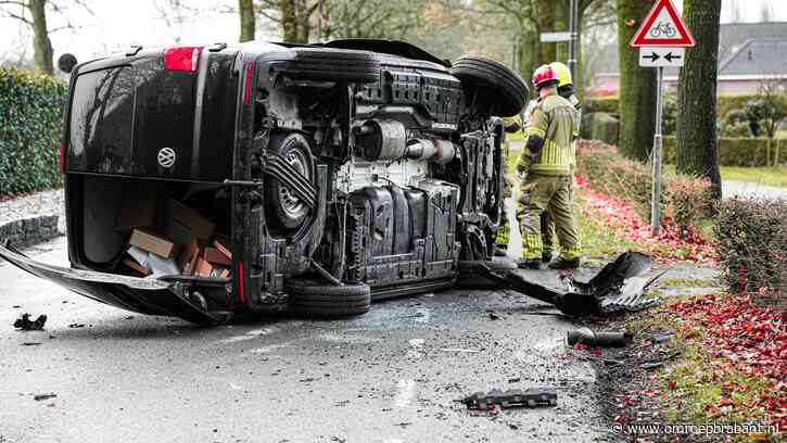 Lesauto botst met bestelbus, busje eindigt op z'n kant