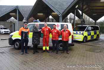 Politie schenkt combi aan Rode Kruis