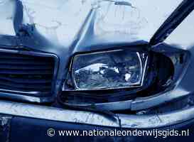Lesauto botst tegen bestelbusje, busje kiepert om